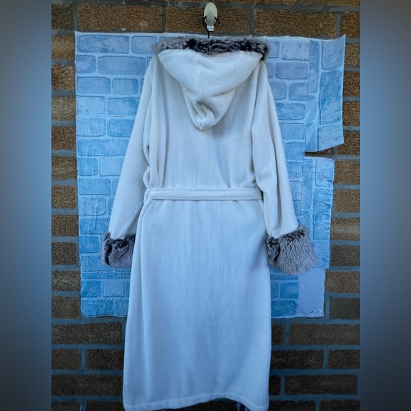 Pottery Barn White Faux Fur Trim robe size medium - Picture 7 of 12